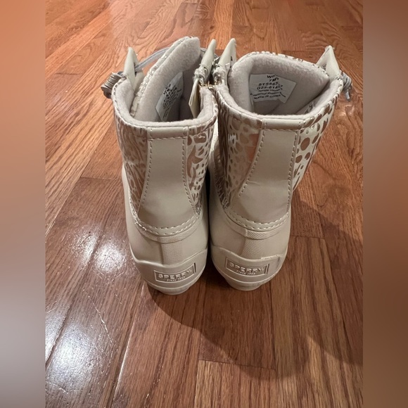 Sperry Saltwater Metallic Jacquard Duck Boot
Winter Duck Boots - Lug Sole size•7 - Picture 2 of 9